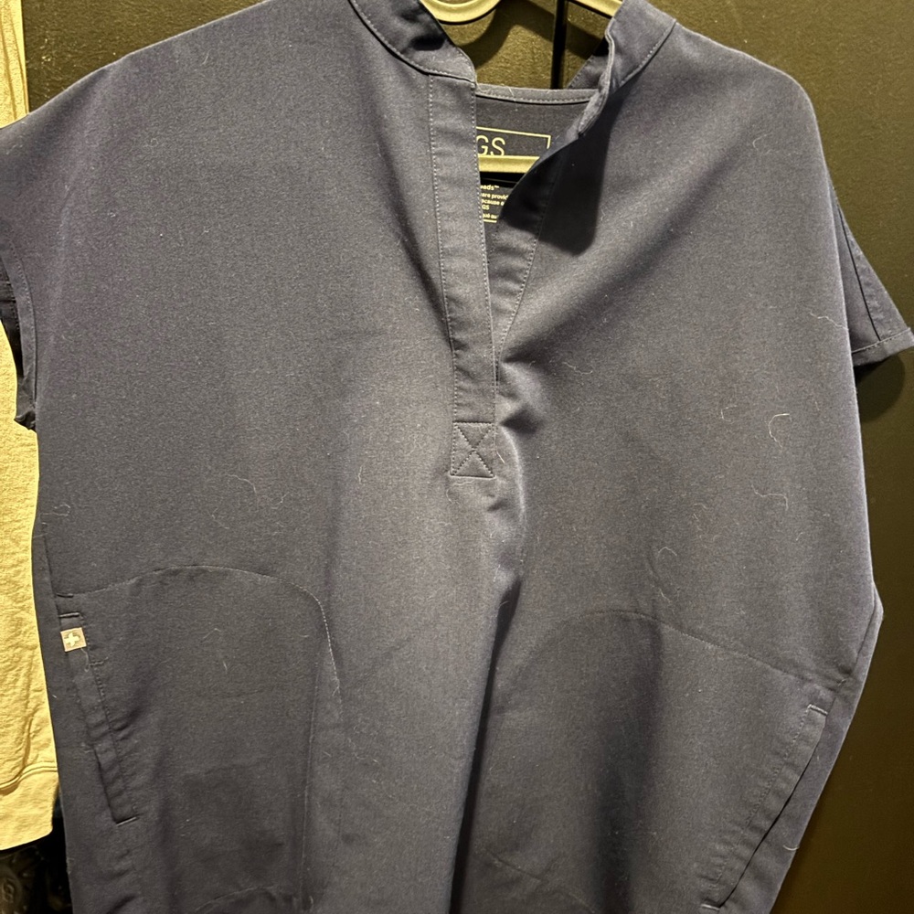 Figs Rafaela navy top